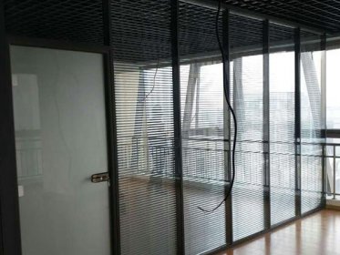 济南办公室移动玻璃隔断该如何保养及其性能