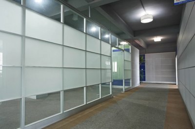 办公室用济南玻璃隔断有何益处？